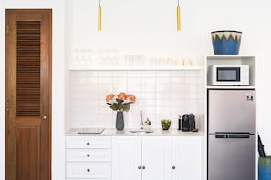 Villa de luna de miel, 1 habitación | Cocina básica privada | Frigorífico grande, microondas, placa de cocina y cafetera o tetera