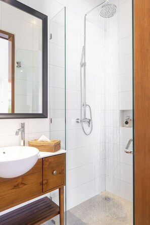 Honeymoon Villa, 1 Bedroom | Bathroom | Shower, rainfall showerhead, free toiletries, towels - Villa Chikka (Seminyak)