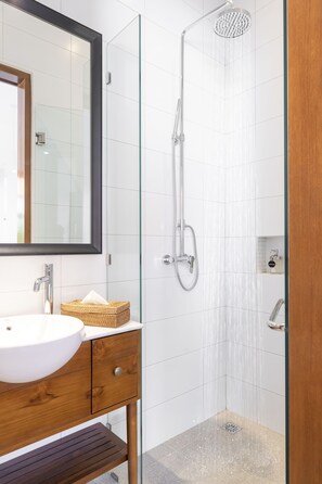 ハネムーン ヴィラ 1 ベッドルーム | バスルーム | シャワー、レインフォールシャワー、ヘアドライヤー、タオル