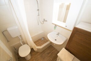 Appartement Deluxe, 1 chambre | Salle de bain | Douche, séchoir à cheveux, pantoufles, serviettes fournies
