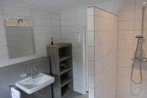 Maison, 2 chambres | Salle de bain | Douche, sèche-cheveux, serviettes fournies