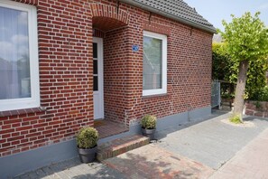 Vista frontal de la propiedad