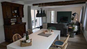 House, 2 Bedrooms | In-room dining