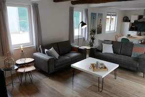 Ferienhaus, 2Â Schlafzimmer | Wohnzimmer | 80-Zoll-Smart-TV mit Satellitenempfang, Fernseher, FuĂbodenheizung