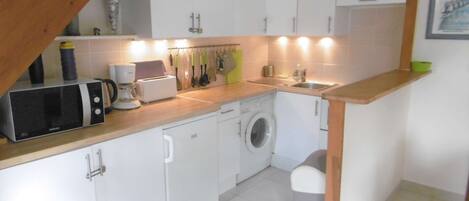 Fridge, dishwasher, toaster, cookware/dishes/utensils