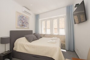 Estudio | Escritorio, sistema de insonorización, wifi gratis y ropa de cama