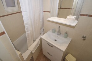 Estudio Confort | Baño | Secadora de cabello, pantuflas, toallas, jabón 
