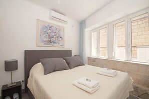 Estudio | Escritorio, sistema de insonorización, wifi gratis y ropa de cama
