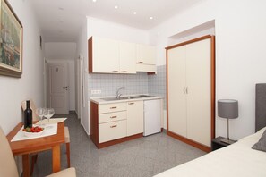 Studio | Private kitchenette | Fridge, stovetop, electric kettle, cookware/dishes/utensils