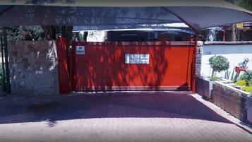 المنشأة من الخارج