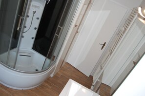 Apartment | Bathroom | Shower, hair dryer, towels - Ferienwohnung Im Gulfhof Rysum (Krummhoern)