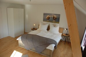 Apartment | 2 bedrooms, iron/ironing board, free WiFi, individually decorated - Ferienwohnung Im Gulfhof Rysum (Krummhoern)