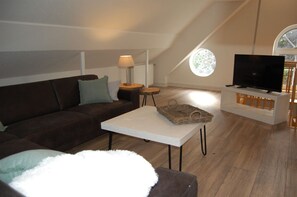 Căn hộ | Phòng khách | TV màn hình phẳng 80-inch có truyền hình cáp, TV 