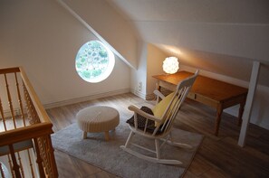 Căn hộ | Phòng khách | TV màn hình phẳng 80-inch có truyền hình cáp, TV 