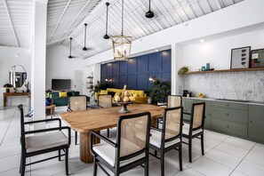 Full-sized fridge, oven, stovetop, coffee/tea maker - Beachhouse (Canggu)