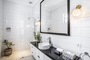 Villa Design, 3 chambres | Salle de bain | Douche, douche cascade, séchoir à cheveux, serviettes fournies