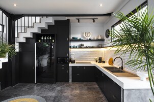Refrigerador, microondas, placa de cocina, cafetera/tetera