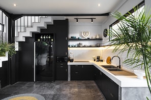 Villa de lujo, 2 habitaciones | Cocineta privada | Refrigerador, microondas, parrilla de estufa y cafetera y tetera