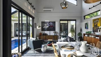Luxus villa, 2 hálószobával | Nappalirész | LCD-tévé