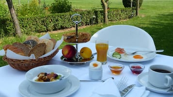 Colazione a buffet, servita tutte le mattine (14 EUR a persona)