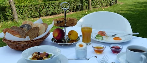 Petit déjeuner buffet (14 EUR par personne)