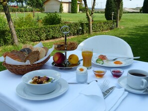 Petit déjeuner buffet (14 EUR par personne)