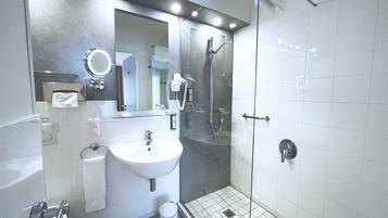 Comfort-Zimmer | Badezimmer | Regendusche, kostenlose Toilettenartikel, Haartrockner, Bademäntel