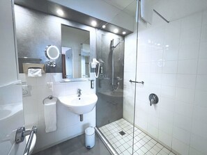 Kamar Comfort | Kamar mandi | Pancuran hujan, perlengkapan mandi gratis,  dan pengering rambut