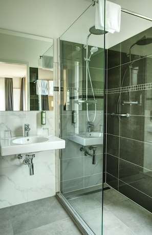 Superior kamer | Badkamer | Een regendouche, gratis toiletartikelen, een haardroger, badjassen