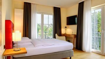 Rom – deluxe | Allergitestet sengetøy, dundyner, individuelt dekorert og skrivebord