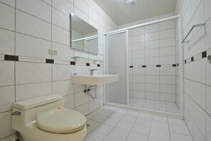 Doppelzimmer | Badezimmer | Dusche, kostenlose Toilettenartikel, Haartrockner, Hausschuhe