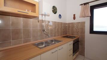 Departamento, 2 habitaciones | Cocina privada | Frigobar, horno, parrilla de estufa y tetera eléctrica