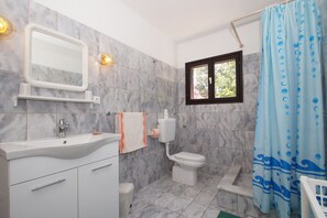 Departamento, 2 habitaciones, vista al mar | Baño | Regadera, secadora de cabello, toallas, jabón 