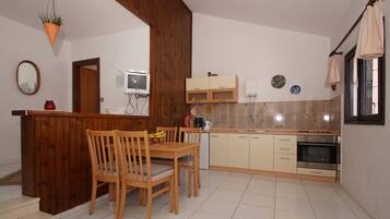 Departamento, 2 habitaciones | Cocina privada | Frigobar, horno, parrilla de estufa y tetera eléctrica