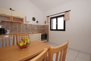 Apartamento, 2 quartos | Opções para refeição no quarto