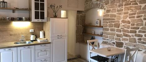 Departamento superior | Cocina privada | Refrigerador con congelador, horno y parrilla de estufa