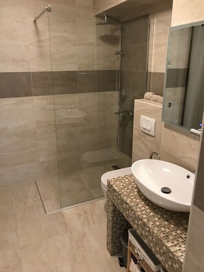 Apartment, Terrace | Bathroom | Shower, hair dryer, towels, soap