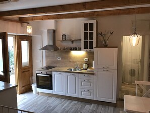 Apartemen Superior | Dapur pribadi | Lemari es besar, oven, kompor, dan ketel listrik