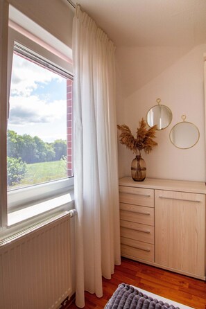 2 Schlafzimmer, individuell dekoriert, individuell eingerichtet