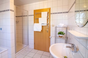 Badewanne und Dusche (separat), Handtücher