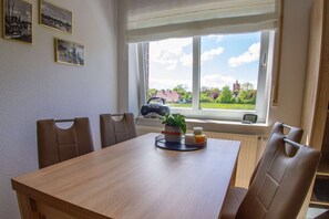 In-room dining - Ferienwohnung am Sieltief (Krummhoern)