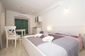Studio | Desk, free WiFi, bed sheets - Confluence Apartments (Korcula)