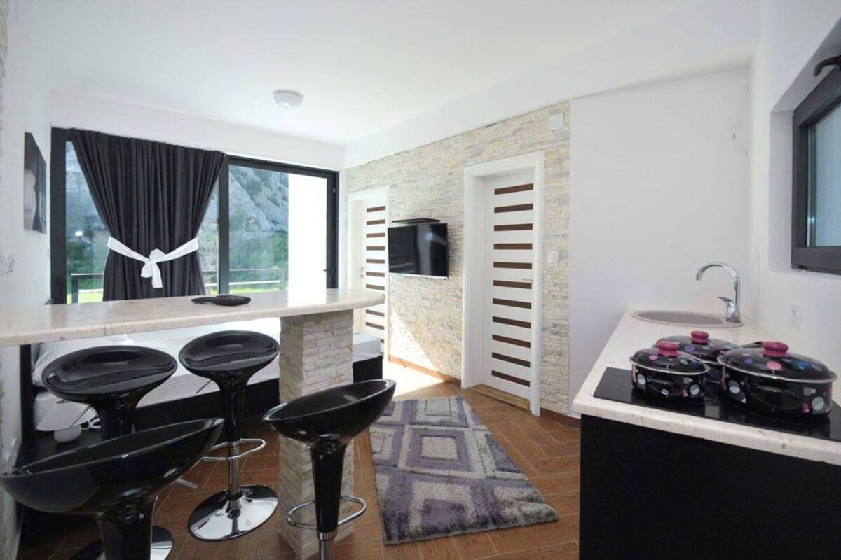 Apartment (A9) | Living area | Flat-screen TV