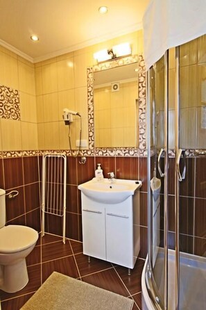 Comfort Studio Suite | Bathroom | Shower, free toiletries, hair dryer, towels