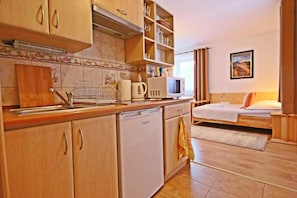 Habitación triple Confort | Cocina básica privada | Frigorífico pequeño, microondas, placa de cocina y hervidor eléctrico