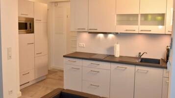 Geladeira, micro-ondas, lava-louças