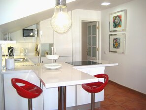 Kühlschrank, Mikrowelle, Ofen, Herdplatte