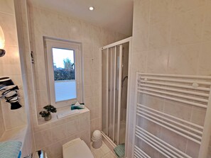 Douche, sèche-cheveux, serviettes fournies