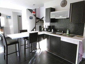 Køleskab, opvaskemaskine, brødrister, køkkentøj/tallerkener/redskaber