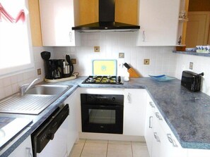 Kühlschrank, Geschirrspüler, Toaster, Kochgeschirr/Geschirr/Besteck